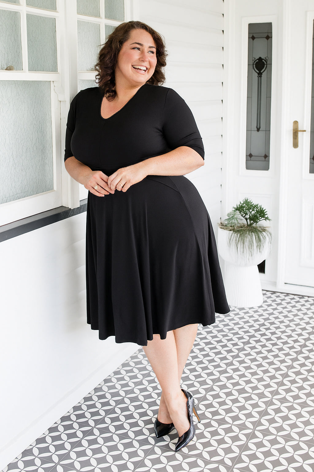 Maiocchi Cleo Dress in black – flattering hourglass silhouette with curved panels and full skirt