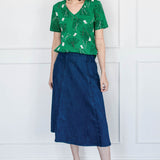 Holiday Tee V Neck in lucky cat green