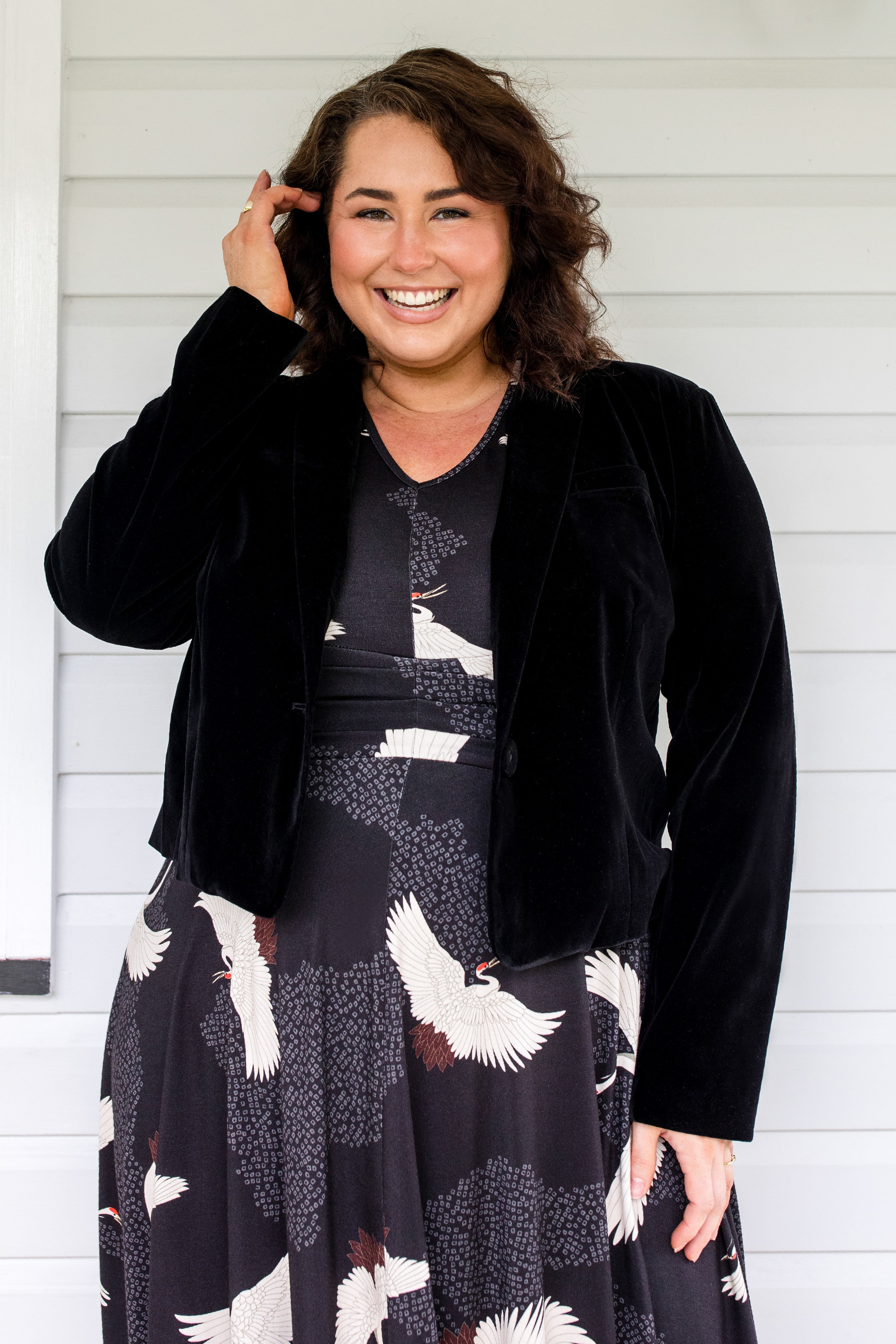 Black velvet jacket by Maiocchi – statement layer for day-to-night styling