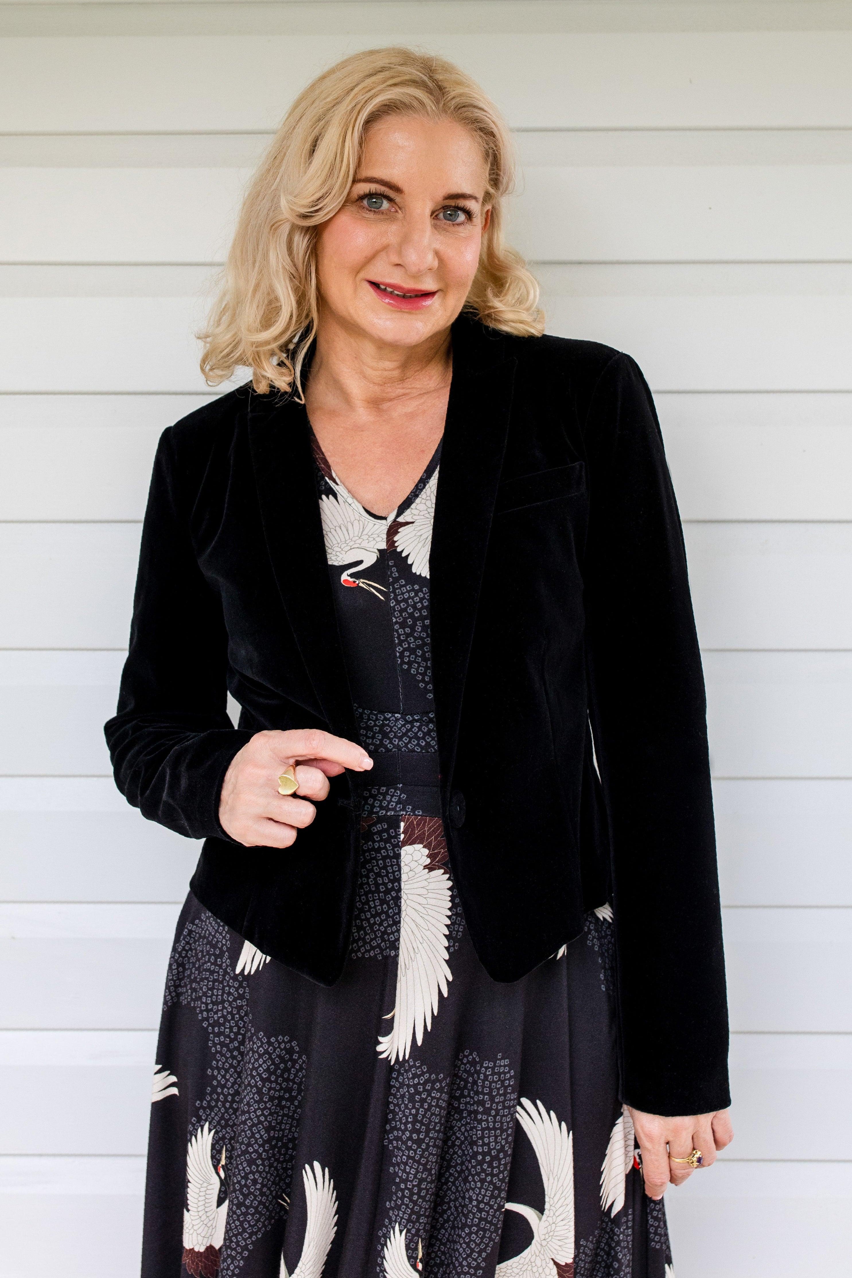 Maiocchi Perfect Velvet Blazer in black – luxe cropped jacket with tailored fit