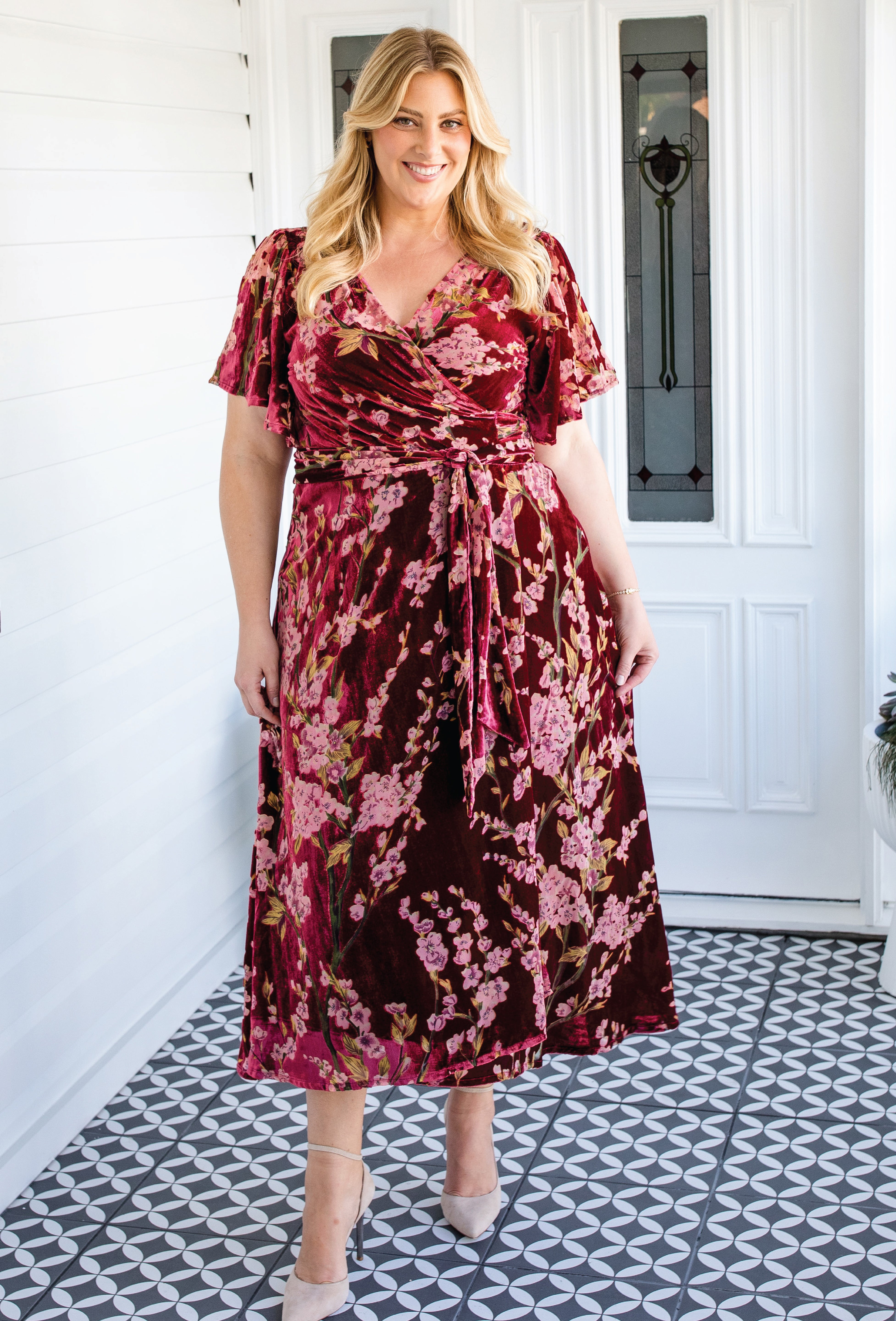 Model in Violet Dress blossom wine – A‑line fit with floaty sleeves