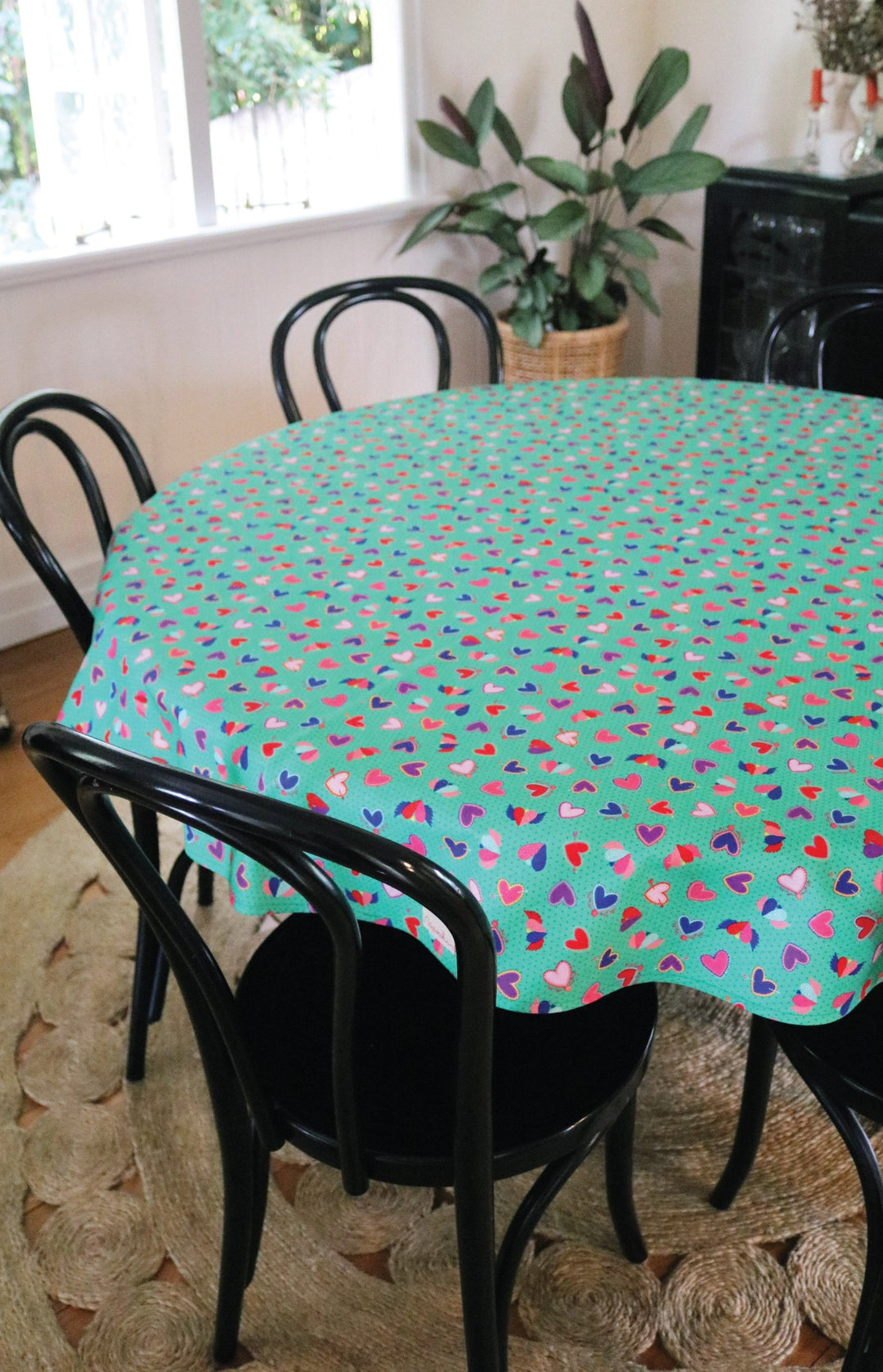 Tablecloth Round in queen of hearts green