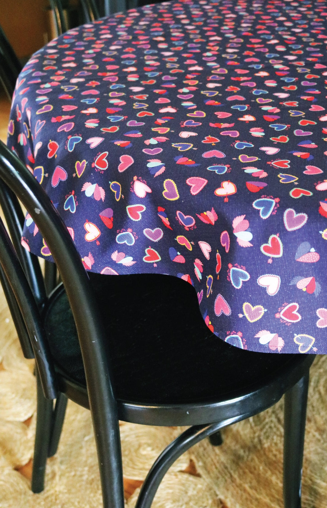 Tablecloth Round in queen of hearts navy