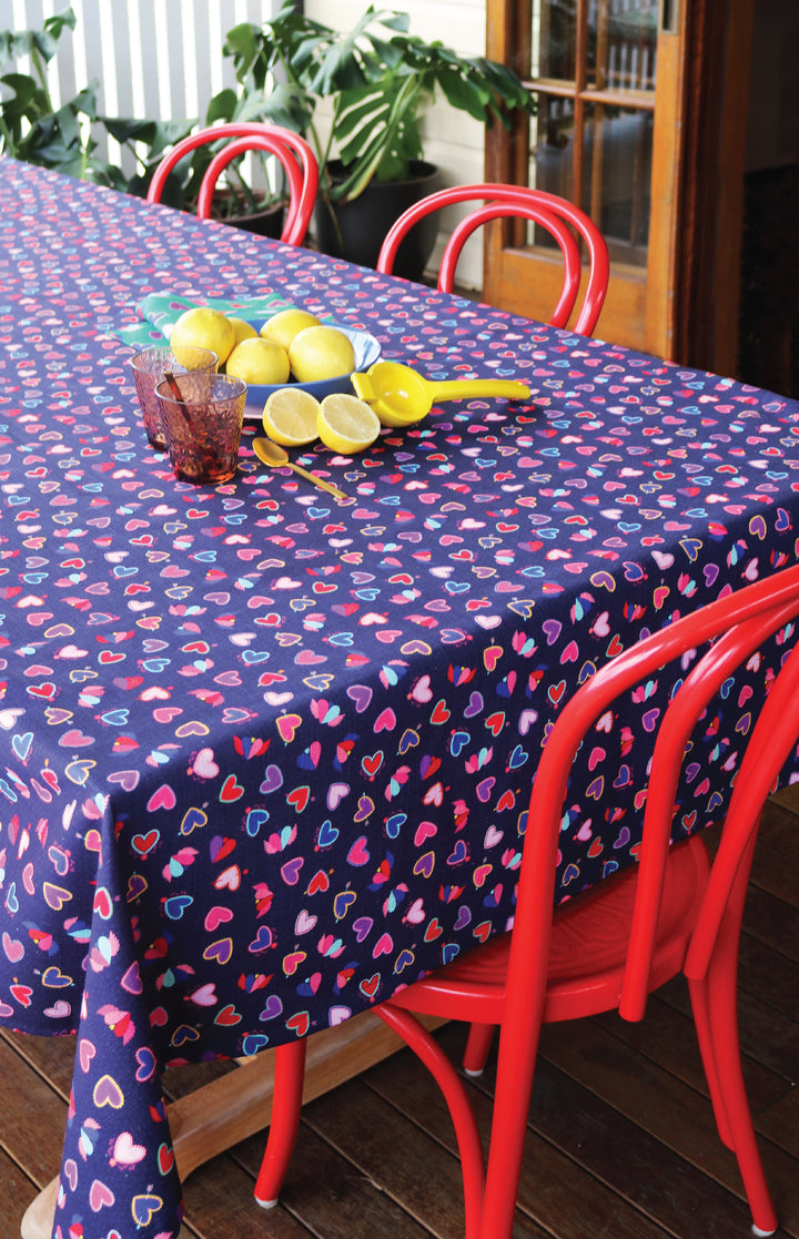 Tablecloth Medium in queen of hearts navy